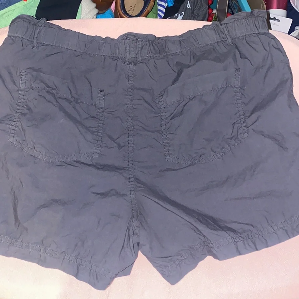 Lou & Grey gray shorts size med - Picture 4 of 4